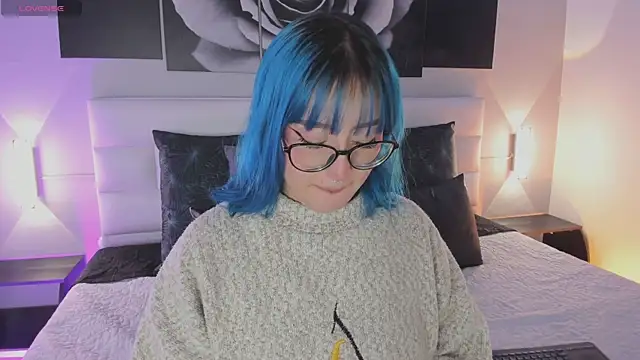 Snapshot of sofi_bakerr chatting on 12/18/25, 11:36 sofi bakerr online show from 12/18/25, 11:36