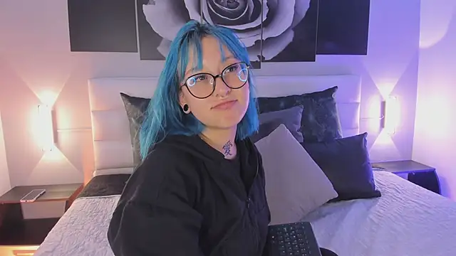 Snapshot of sofi_bakerr chatting on 10/26/25, 11:32 sofi bakerr online show from 10/26/25, 11:32