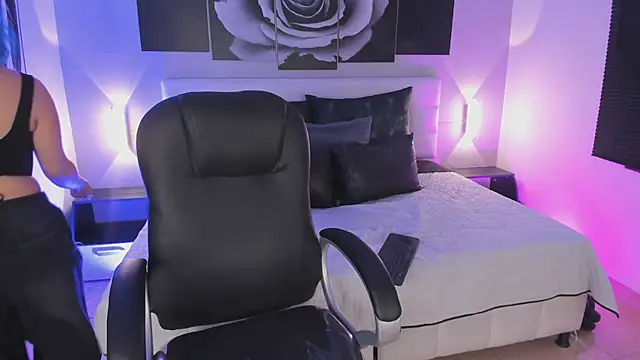 Snapshot of sofi_bakerr chatting on 10/17/25, 11:34 sofi bakerr online show from 10/17/25, 11:34