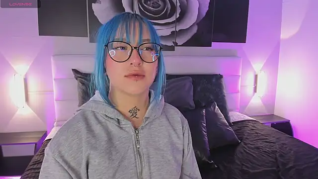 Snapshot of sofi_bakerr chatting on 10/20/25, 11:33 sofi bakerr online show from 10/20/25, 11:33