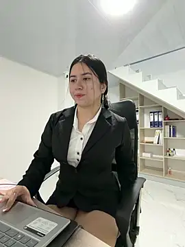 VAL PRINCESS online show from 12/17/25, 12:48