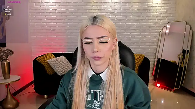 HannaConnor  online show from 11/14/25, 08:23