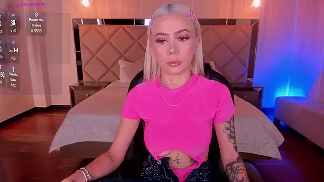 HannaConnor  online show from 10/31/25, 08:27