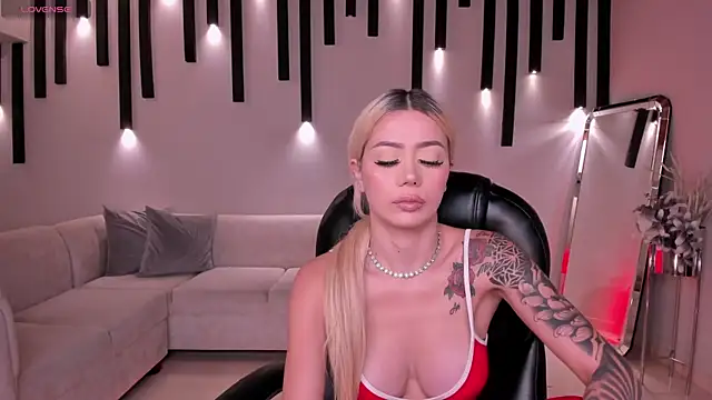 Snapshot of HannaConnor_ chatting on 10/19/25, 06:10 HannaConnor online show from 10/19/25, 06:10