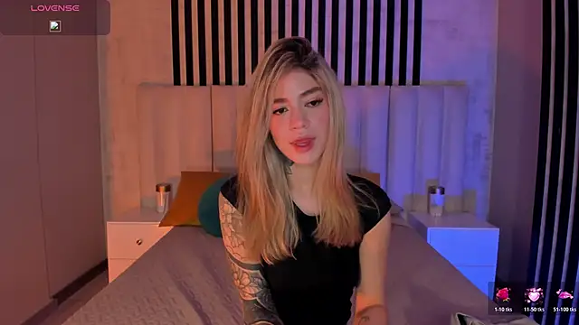 Snapshot of ViolettHansson chatting on 06/17/26, 10:36 ViolettHansson online show from 06/17/26, 10:36