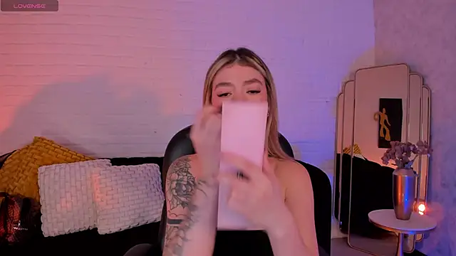 ViolettHansson online show from 12/04/25, 06:29