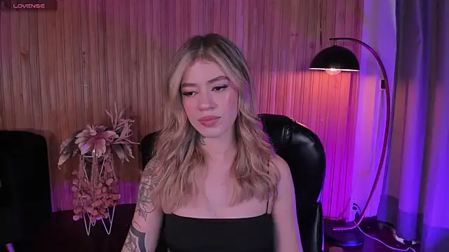 ViolettHansson online show from 11/12/25, 07:40