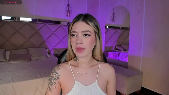 Snapshot of ViolettHansson chatting on 01/12/26, 07:09 ViolettHansson online show from 01/12/26, 07:09