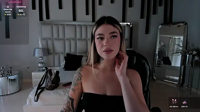 Snapshot of ViolettHansson chatting on 02/17/26, 07:11 ViolettHansson online show from 02/17/26, 07:11