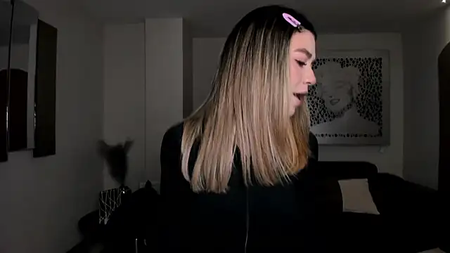 ViolettHansson online show from 04/12/26, 09:45