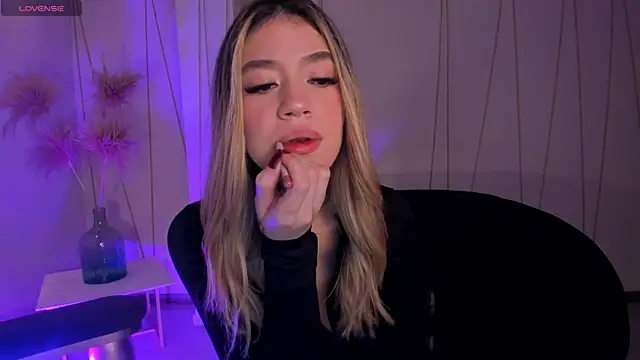 Snapshot of ViolettHansson chatting on 01/09/26, 11:39 ViolettHansson online show from 01/09/26, 11:39