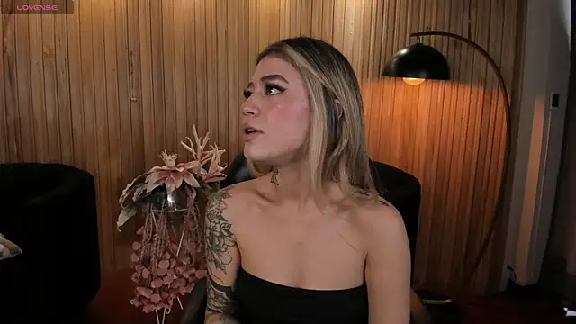 ViolettHansson online show from 11/10/25, 06:57