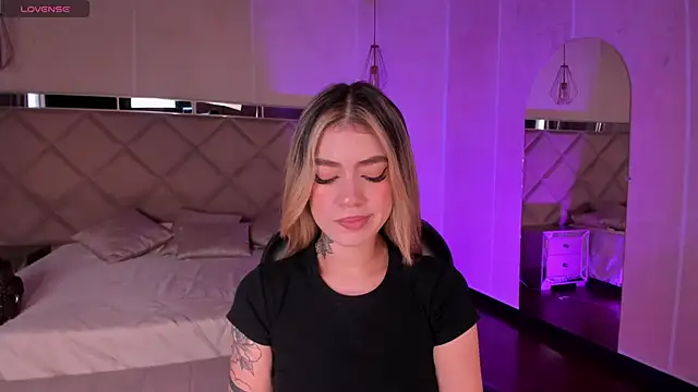 ViolettHansson online show from 11/17/25, 06:34