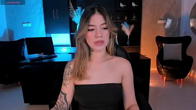 ViolettHansson online show from 09/30/25, 05:52