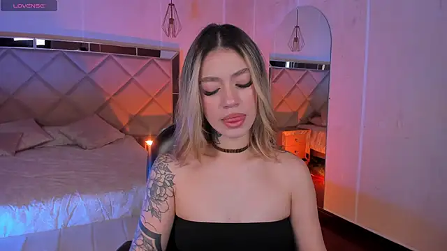 Snapshot of ViolettHansson chatting on 01/16/26, 06:45 ViolettHansson online show from 01/16/26, 06:45