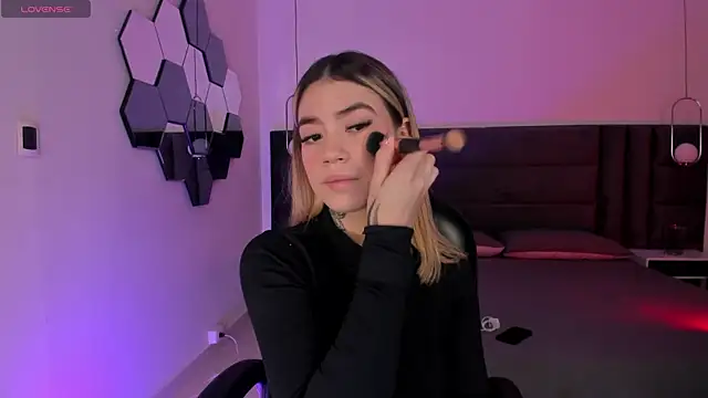 Snapshot of ViolettHansson chatting on 02/06/26, 06:26 ViolettHansson online show from 02/06/26, 06:26