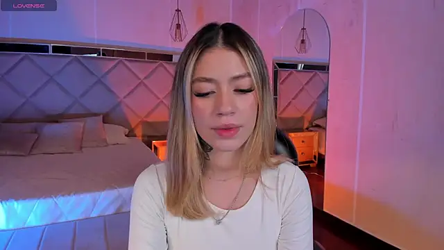 Snapshot of ViolettHansson chatting on 01/15/26, 06:44 ViolettHansson online show from 01/15/26, 06:44