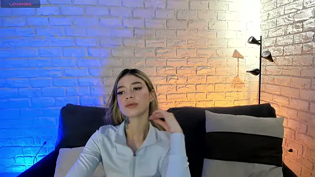 Snapshot of ViolettHansson chatting on 06/16/26, 10:04 ViolettHansson online show from 06/16/26, 10:04
