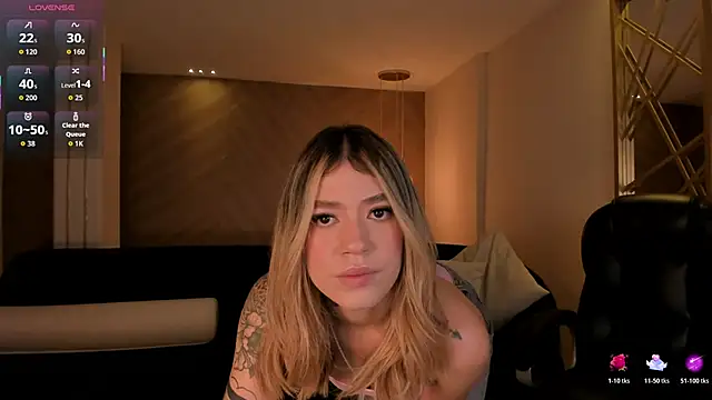 Snapshot of ViolettHansson chatting on 01/10/26, 12:22 ViolettHansson online show from 01/10/26, 12:22