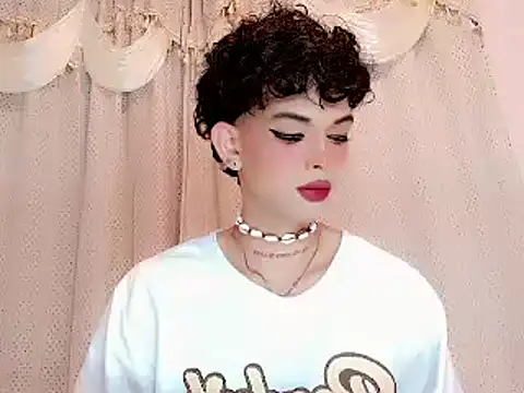 Snapshot of Marian_LV chatting on 12/16/25, 01:32 Marian LV online show from 12/16/25, 01:32