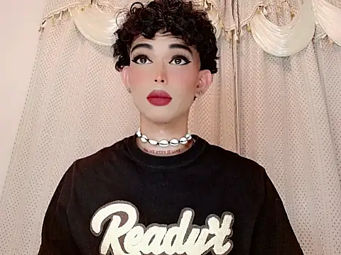 Snapshot of Marian_LV chatting on 12/18/25, 05:23 Marian LV online show from 12/18/25, 05:23