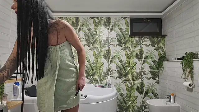 Snapshot of ValeriaGrey chatting on 11/12/25, 04:44 ValeriaGrey online show from 11/12/25, 04:44