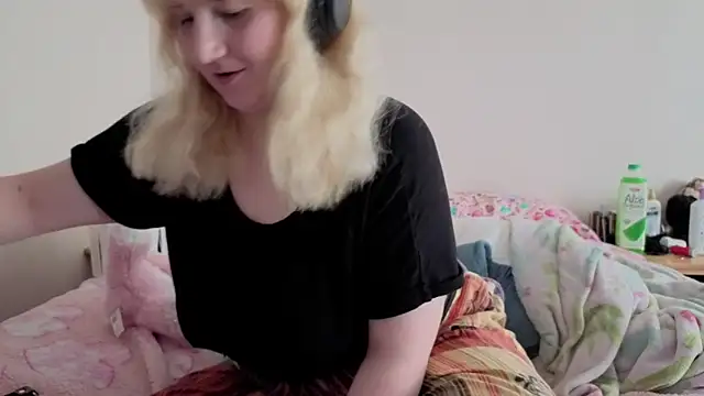 Glitch Witch online show from 06/11/26, 08:50