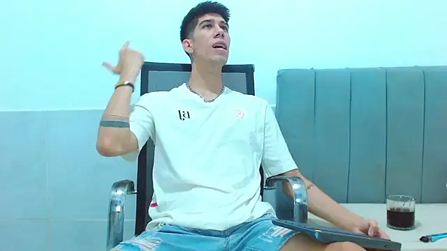 Snapshot of jhony-sex chatting on 02/18/26, 04:43 jhony-sex online show from 02/18/26, 04:43