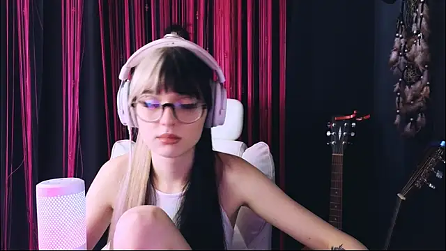 Snapshot of Avi_Nile chatting on 02/04/26, 03:23 Avi Nile online show from 02/04/26, 03:23