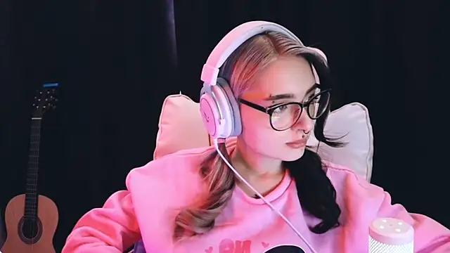 Avi Nile online show from 02/04/25, 02:39