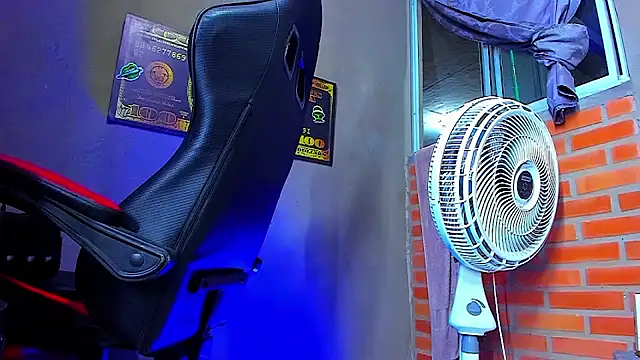 Snapshot of smoker445 chatting on 10/09/25, 02:45 smoker445 online show from 10/09/25, 02:45