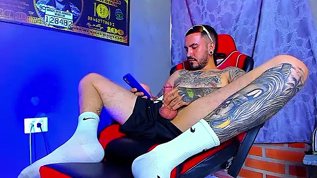 Snapshot of smoker445 chatting on 10/31/25, 07:32 smoker445 online show from 10/31/25, 07:32