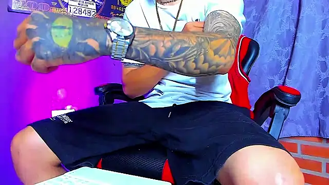 Snapshot of smoker445 chatting on 10/30/25, 07:11 smoker445 online show from 10/30/25, 07:11