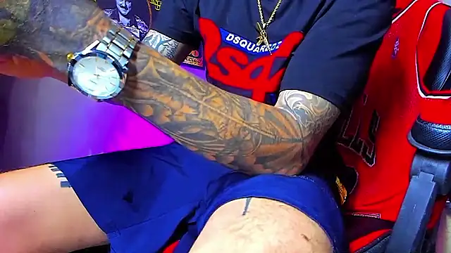 Snapshot of smoker445 chatting on 10/14/25, 01:28 smoker445 online show from 10/14/25, 01:28