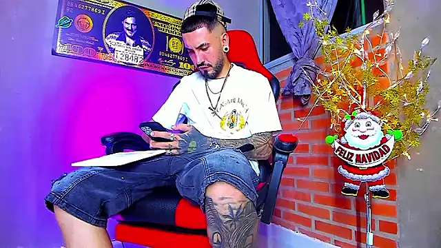 Snapshot of smoker445 chatting on 11/25/25, 01:06 smoker445 online show from 11/25/25, 01:06