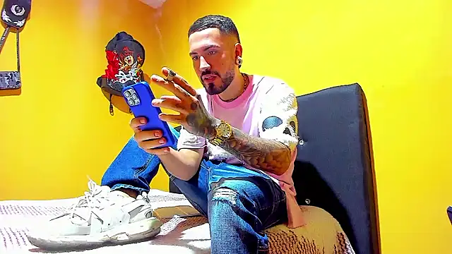 Snapshot of smoker445 chatting on 12/23/25, 01:05 smoker445 online show from 12/23/25, 01:05