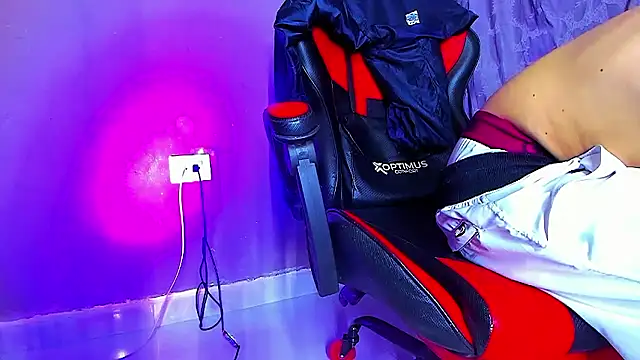 Snapshot of smoker445 chatting on 11/22/25, 12:32 smoker445 online show from 11/22/25, 12:32