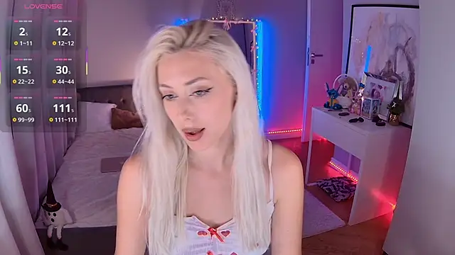 LoryWood online show from 11/05/25, 03:26