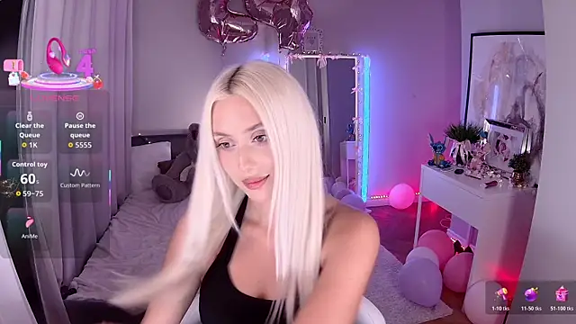 Snapshot of LoryWood chatting on 12/19/25, 03:36 LoryWood online show from 12/19/25, 03:36