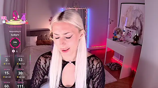 LoryWood online show from 11/09/25, 03:49