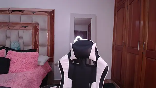 emilyaboott online show from 04/11/26, 09:18