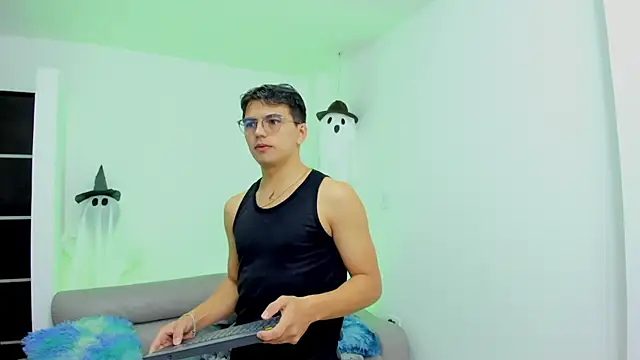 Snapshot of UNIVERSAL_SEXX_ chatting on 10/13/25, 08:05 UNIVERSAL SEXX online show from 10/13/25, 08:05