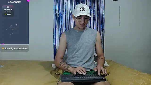 Snapshot of samfox_ chatting on 09/16/25, 11:22 samfox online show from 09/16/25, 11:22