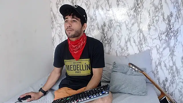 Snapshot of Moon_and_aaron chatting on 02/16/26, 05:00 Moon and aaron online show from 02/16/26, 05:00