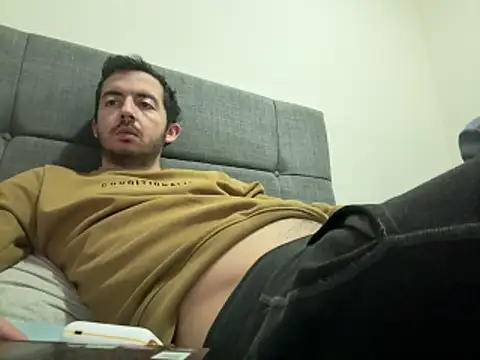 Snapshot of laynufff chatting on 03/23/26, 06:57 laynufff online show from 03/23/26, 06:57