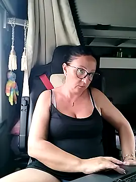 Snapshot of cuplubijoanna chatting on 10/31/25, 04:14 cuplubijoanna online show from 10/31/25, 04:14