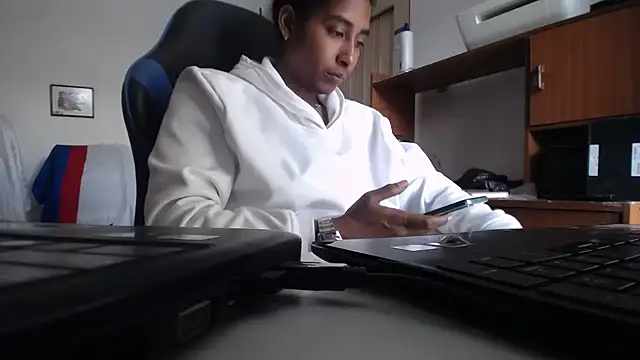 yohatinelly07 online show from 12/02/25, 09:05