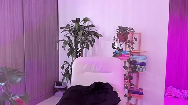 rossth1 online show from 10/17/25, 07:59