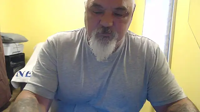 Newfiesausage1972 online show from 11/10/25, 04:23