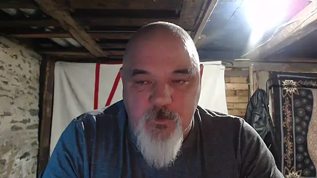 Newfiesausage1972 online show from 12/03/25, 09:58